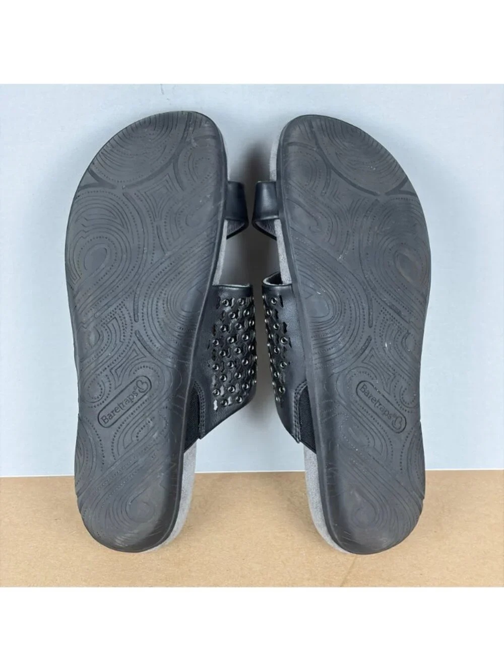 BareTraps Juny Faux leather Toe Loop Sandals Womens 10 Black Slip On Casual